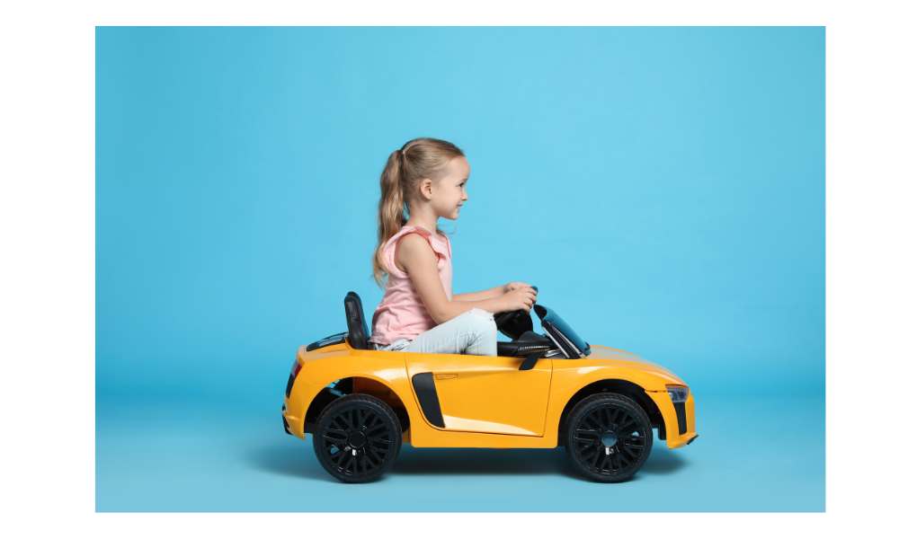 おもちゃの車に乗る子どもの画像